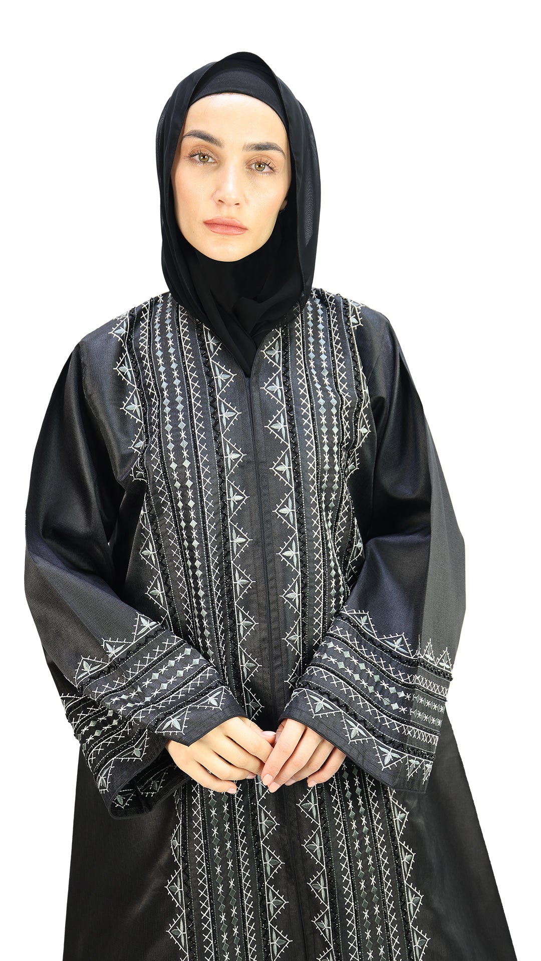 عباية أنيقة مطرزة يدوياً بالخرز